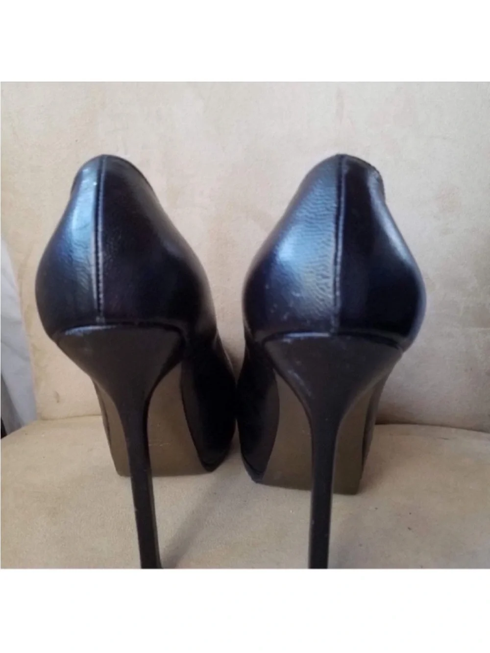 Yves Saint Laurent Black Leather Round-Toe Pumps - Picture 3 of 9